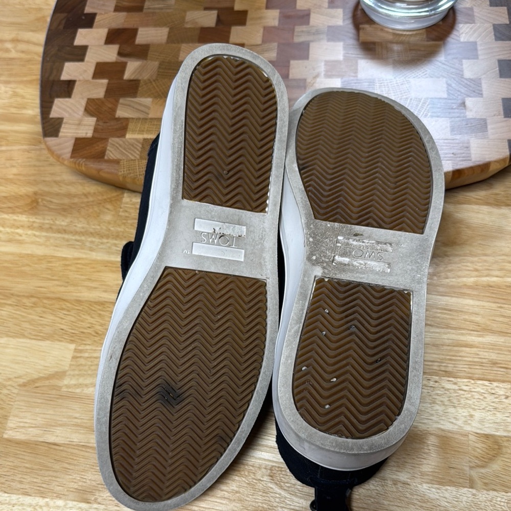 Women’s Toms Black Shoed - Picture 6 of 8